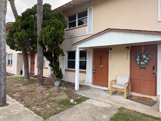 Foto del edificio - Beautiful 2 Bed 1.5 Bath Townhome AVAILABLE IMMEDIATELY!