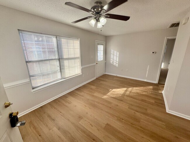 Foto del edificio - 1562 Indiana Ave