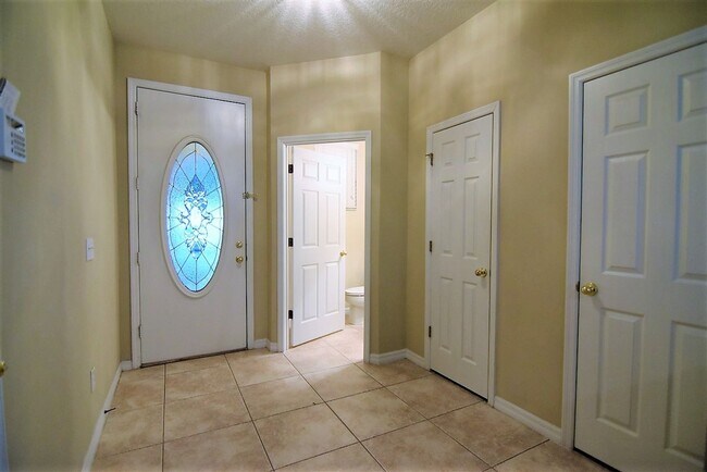 Building Photo - OVIEDO townhome with WATER VIEW, 3br 2.5ba...