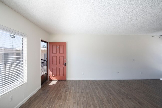 Foto del edificio - Spacious Two Bedroom Apartment w/ Parking ...