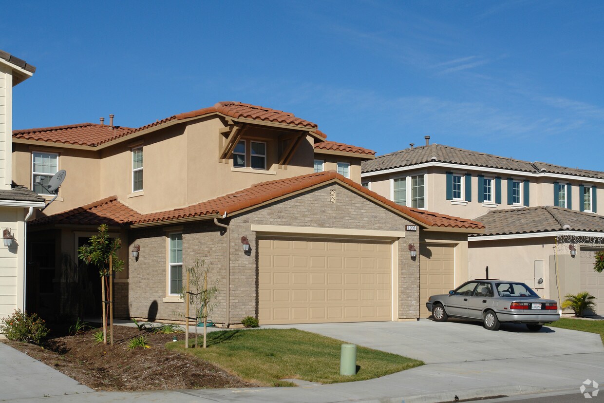 Building Photo - 1205 Parkview Dr