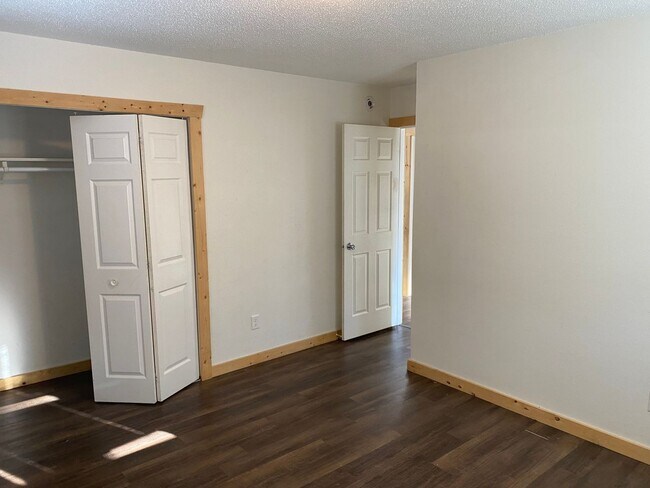 Building Photo - 3 Bedroom 2 Bathroom Duplex in Quiet Neigh...