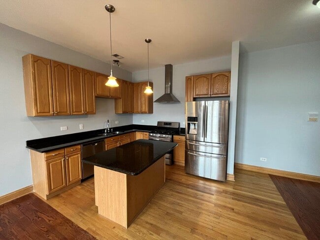 Building Photo - 1918 W Cermak Rd