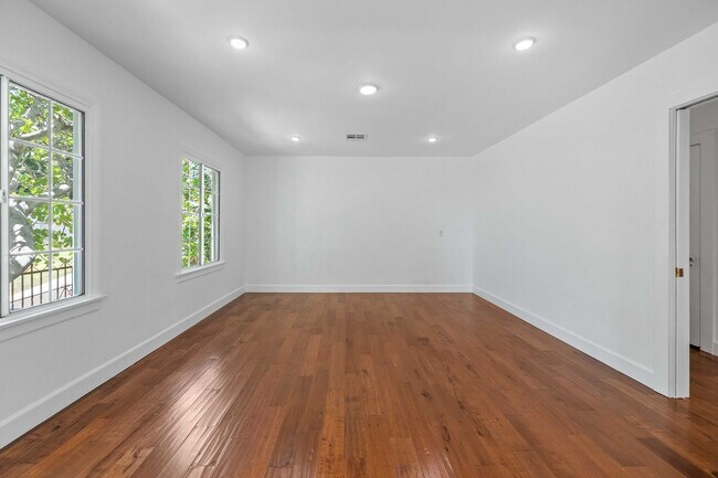 Foto del edificio - 4733 Ambrose Ave