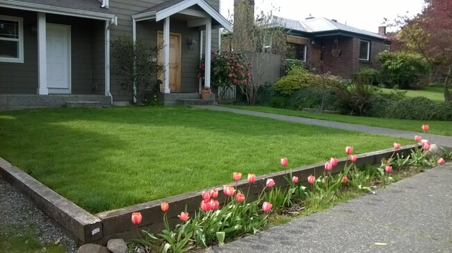Building Photo - West Seattle Duplex - 2 bedrooms