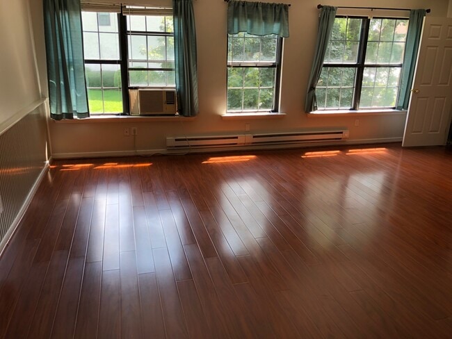 Living room - 195 Stirling Ct