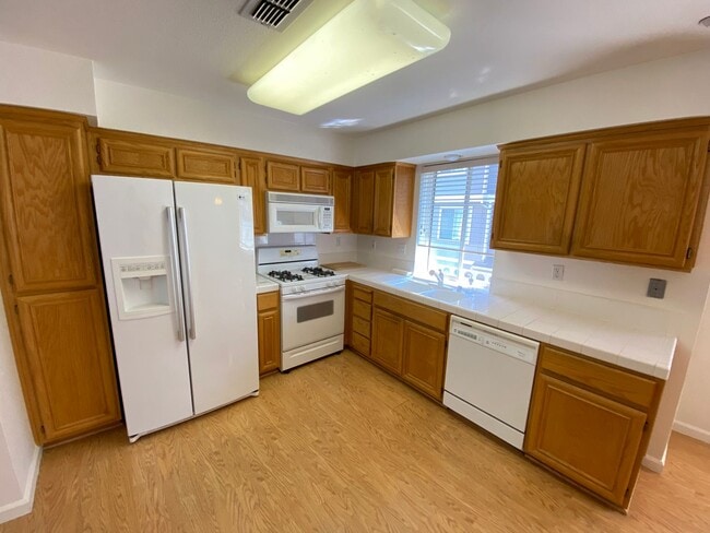 Building Photo - 3 Bed 2.5 Bath Townhouse W/ Attached Garage In Portside Village