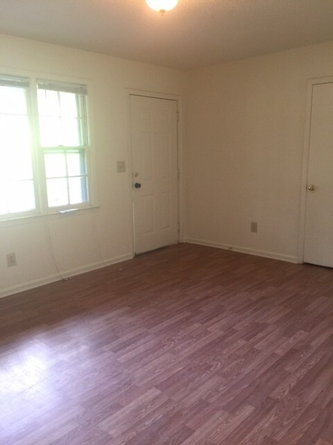 Building Photo - Adorable Three Bedroom Home