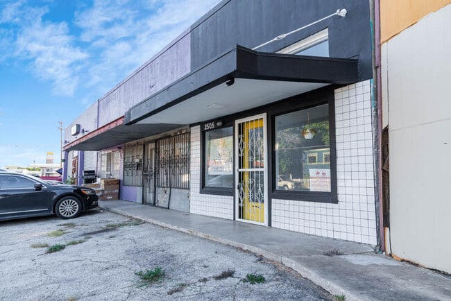 Photo - 2505 S Presa St Apartment