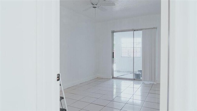 Foto del edificio - 6320 SW 10th Ct