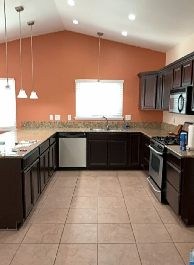 Building Photo - Charming 3 Bed/2 Bath Corner Home With NEW...