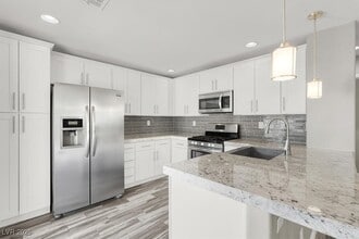 Building Photo - 2058 Smoketree Village Cir
