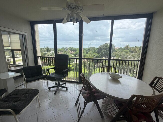 Foto del edificio - 14475 Strathmore Ln