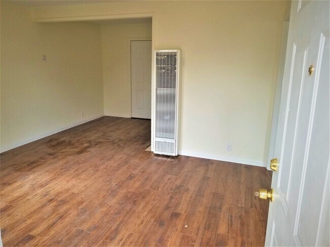 Building Photo - Cozy 1 Bed, 1 Bath Unit in Duplex - Water/...