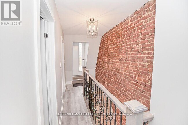 Building Photo - 911 Dovercourt Rd