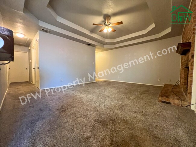 Foto del edificio - Charming Single-Story 2/2 Duplex with 2-Car Garage Just Steps from Your Back Door – Arlington, TX