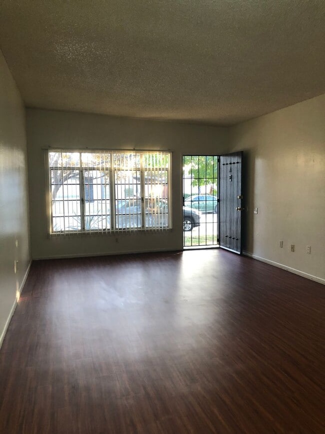 Foto del edificio - 3600 Sampson Ct