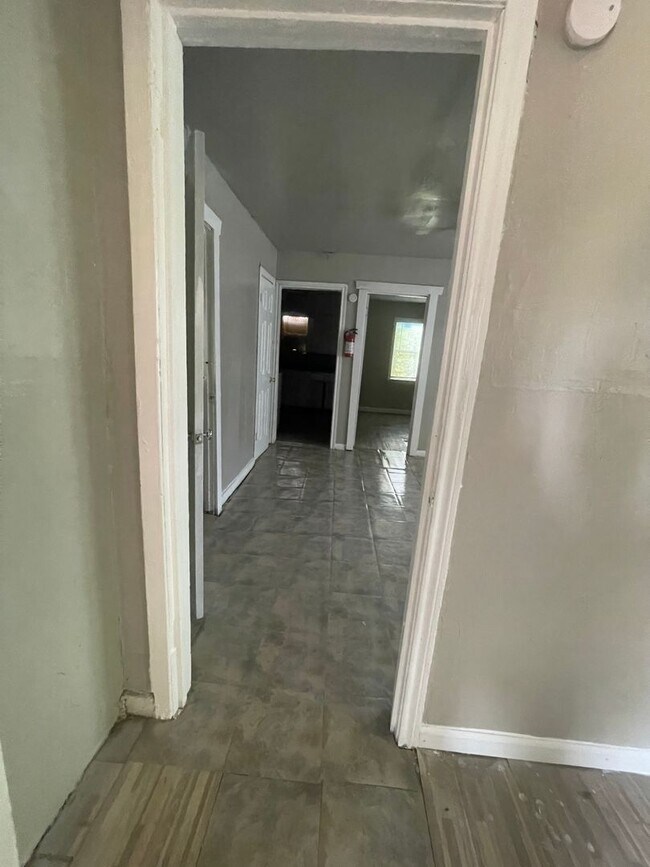 Building Photo - 2 bedroom One Bath Home For Rent