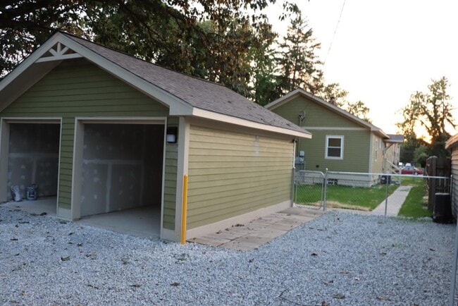 Building Photo - 6021 N College Ave