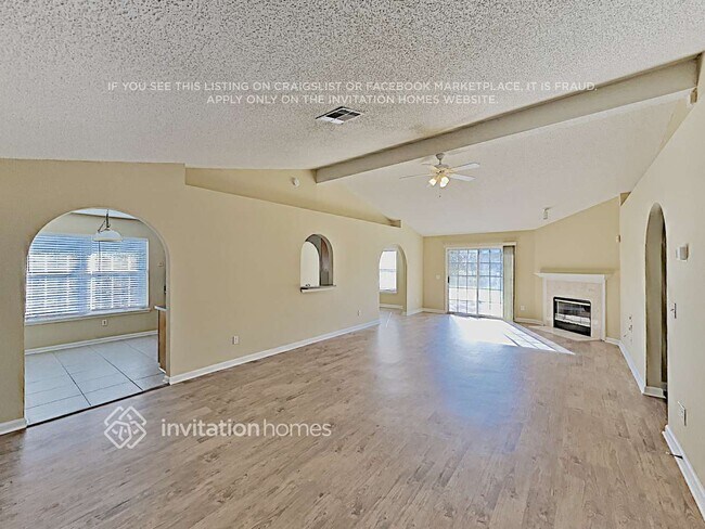 Foto del edificio - 7624 Fawn Lake Dr N