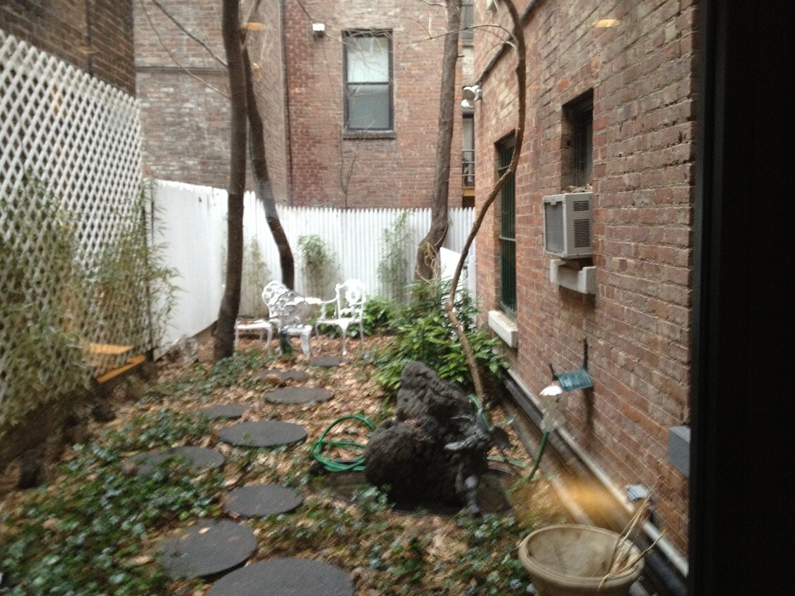 Building Photo - 6 E 74th St