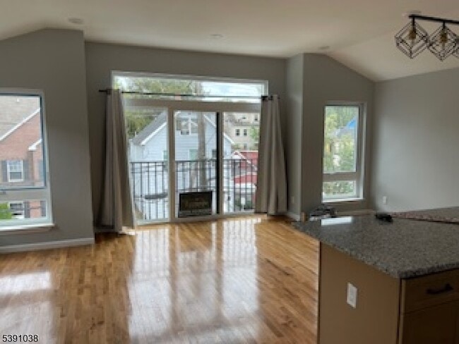 Building Photo - 595 597s18th