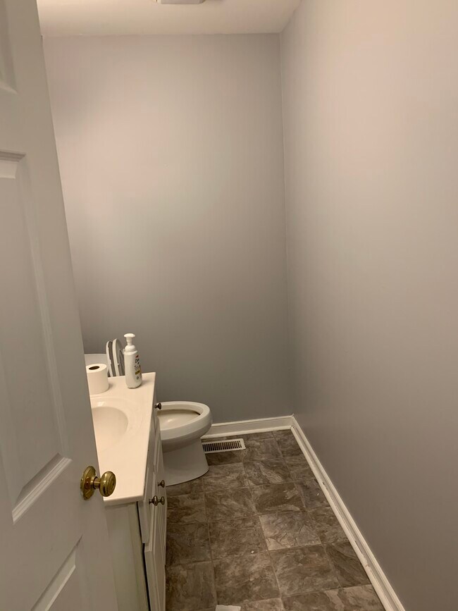 1/2 baño 1er piso - 627 Della St
