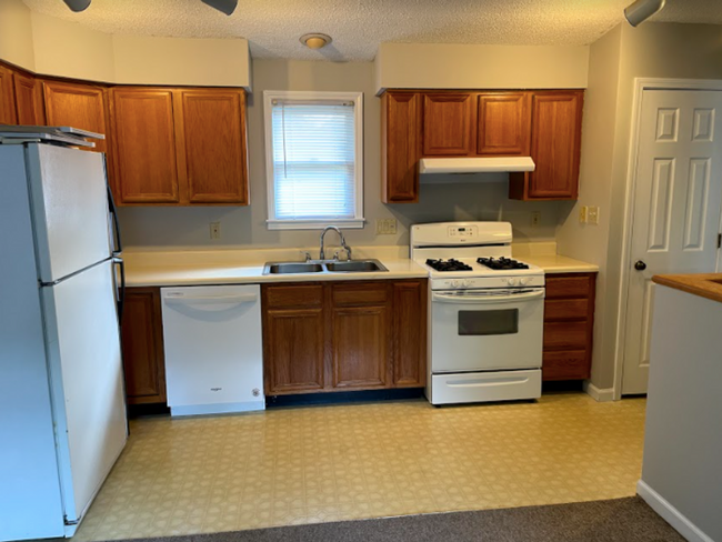 Building Photo - 3 BEDROOM, 2 BATH HOUSE AVAIL AUG 2025, $1...