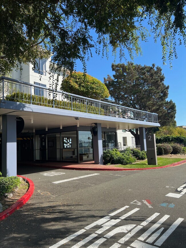 Foto del edificio - 2 Commodore Dr