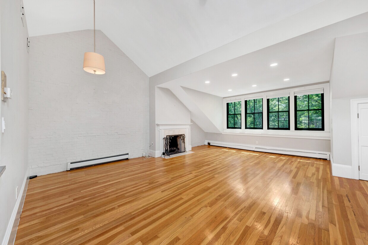 Foto principal - 32 E Springfield St