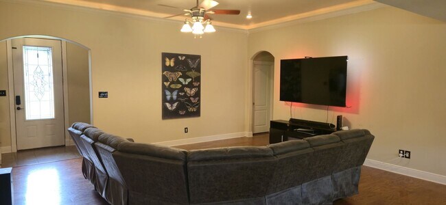 Building Photo - Spacious 4BR House in Leesville