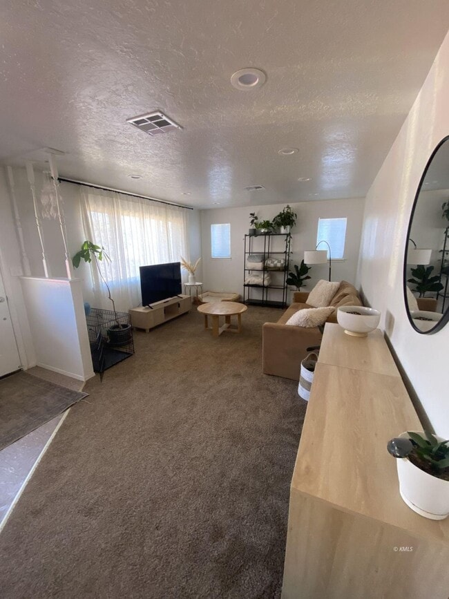 Building Photo - 941 W Chamberlain Dr