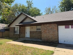 Building Photo - 523 W Ithica St