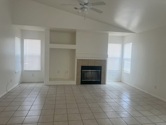 Foto del edificio - Spacious 4 Bedroom, 2 Bathroom Home | Avai...