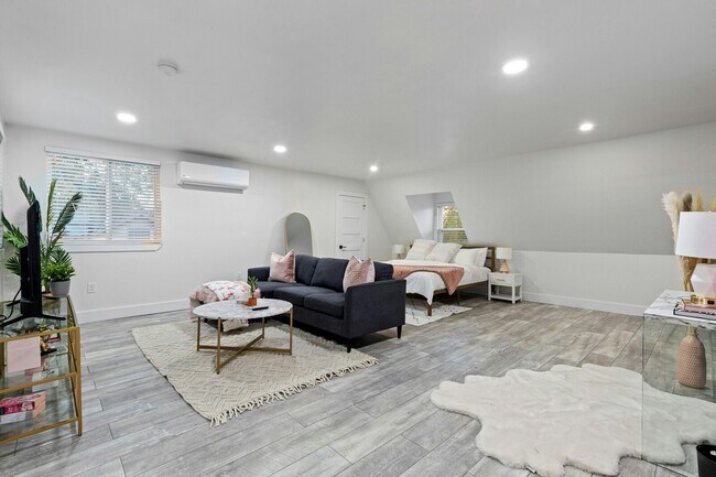 Photo - 5307 Stoneleigh Ave Apartment