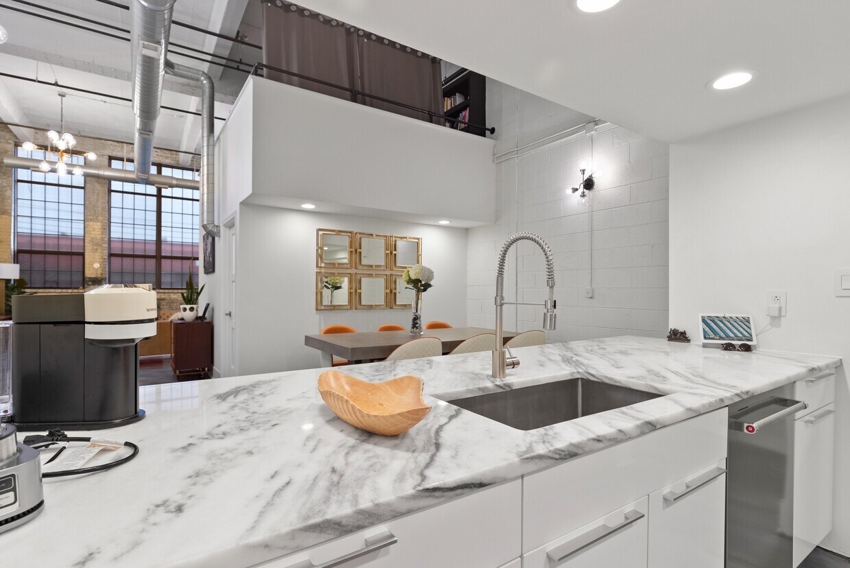 Foto principal - 3434 Russell St