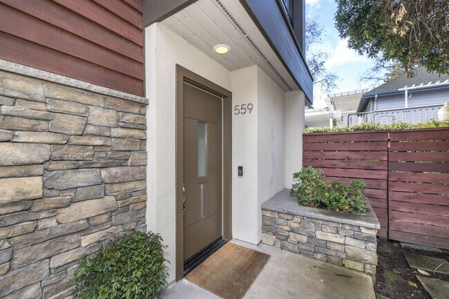 Foto del edificio - 13 Year "Young" 3 Bed, 3 Bath Contemporary Home- Steps to University Ave!