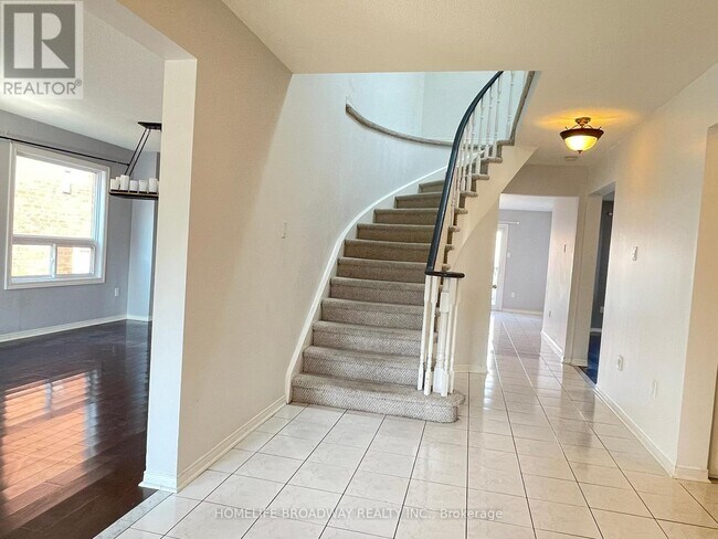 Building Photo - 55 Coldstream Crescent