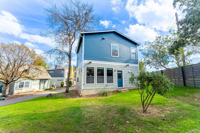 Building Photo - Experience South East Austin Living at Its...