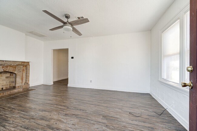 Building Photo - Move In Special for Adorable 2BD/1BTH Home...