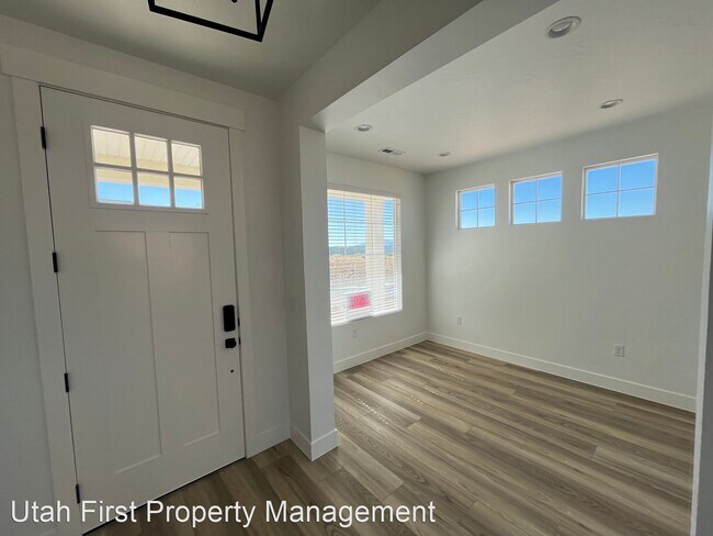 Building Photo - 3 br, 2.5 bath House - 1128 W Erica Ln
