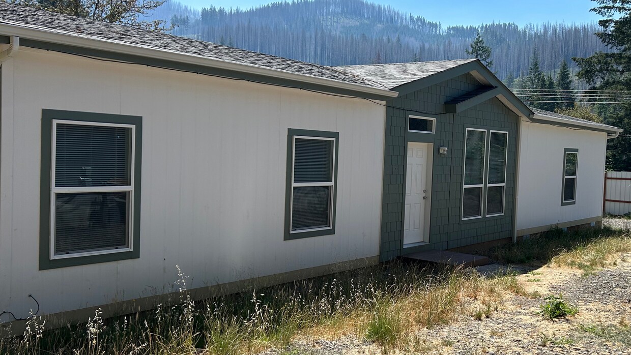 Primary Photo - Beautiful House on the McKenzie River!