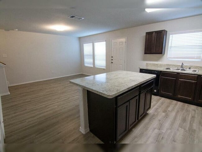 Foto del edificio - 3907 Silver Ranch Rd
