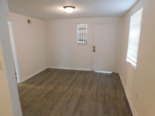 Foto del edificio - PRICE REDUCTION on this Newly Remodeled Du...