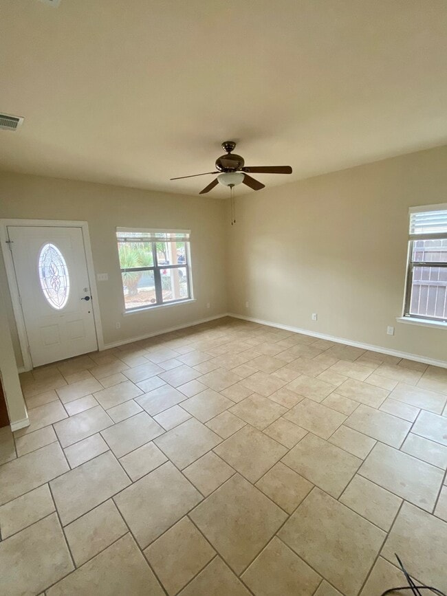 Building Photo - 2205 Valleyview Blvd