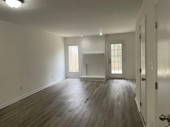 Foto del edificio - 6909 Glendower Rd