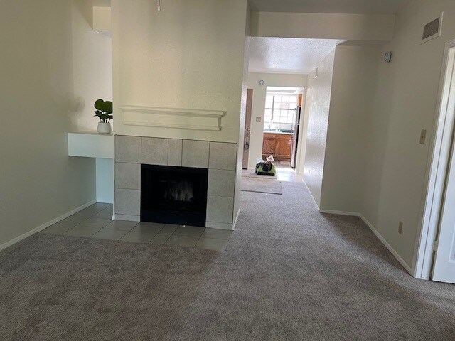 Sala de estar con chimenea - 5950 N 78th St