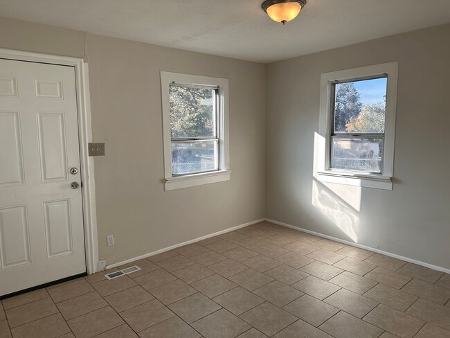 Building Photo - 3 Bedroom House with Garage