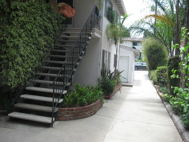 Courtyard - 2703 Nelson Ave