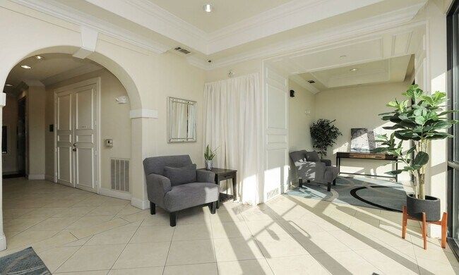 Building Photo - Top-Floor 1-Bedroom Condo in the Heart of Upper Kirby!